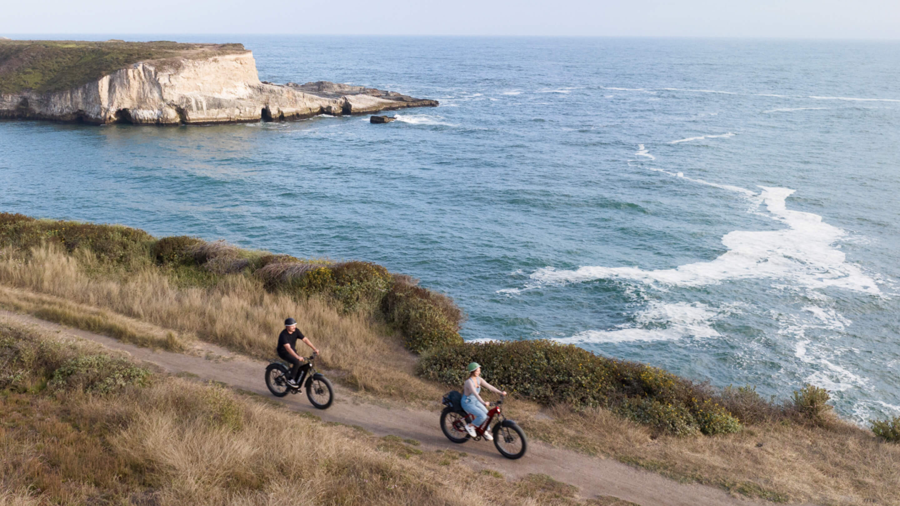 troxus-e-bikes-cruising-seaside