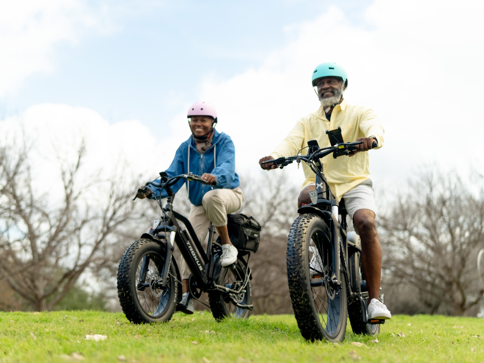 old-couples-playing-in-the-park-with-ebike