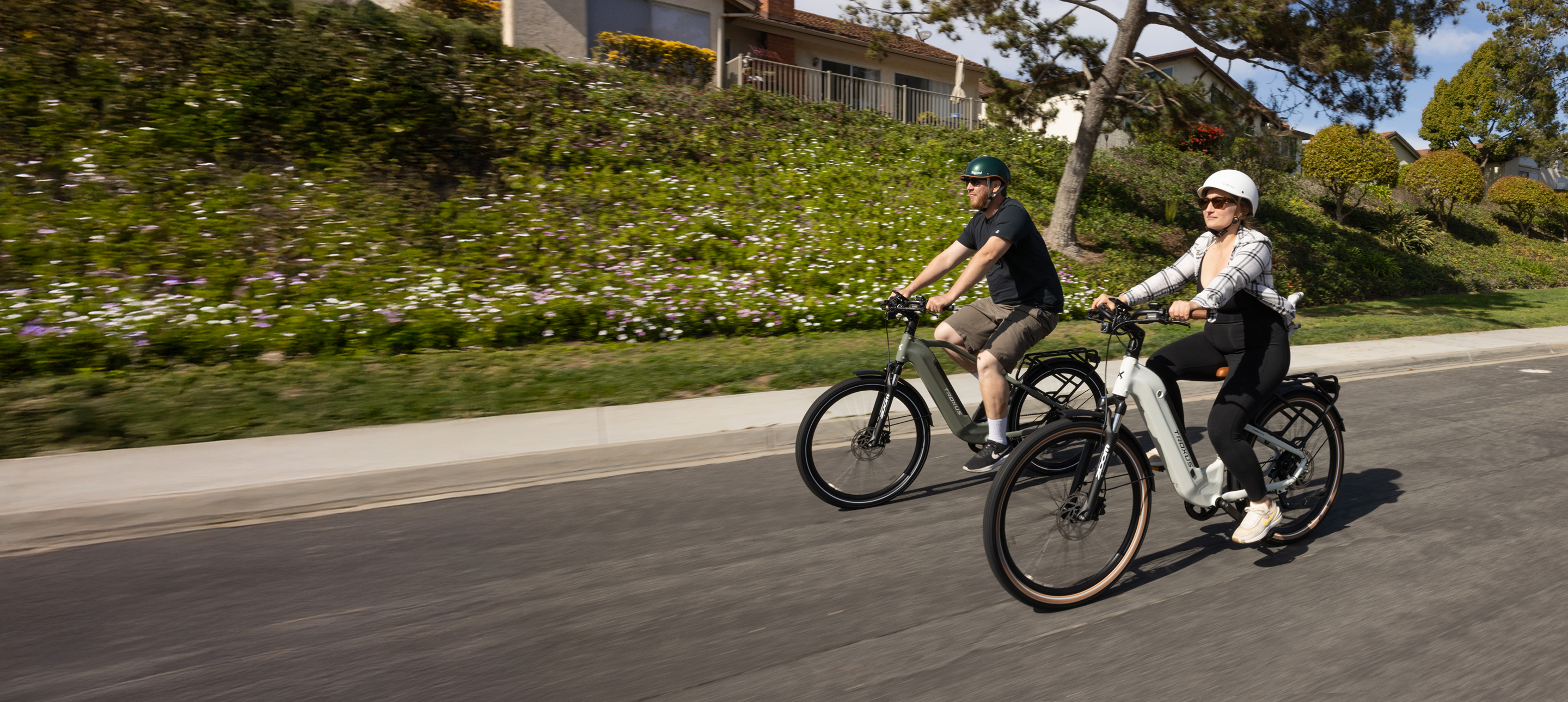 couple-riding-Trax-Plus-15ah-500w-e-bikes