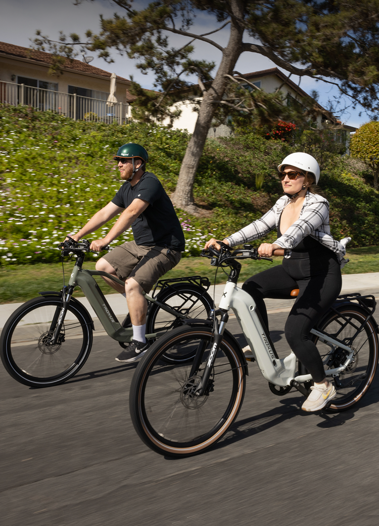 couple-riding-troxus-Trax-Plus-15ah-500w-e-bikes-outdoors